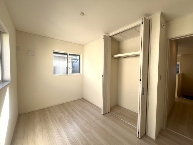 コンパクトながらにいい感じ！無駄のない間取りがGOOD！【鶴見区東寺尾３丁目新築戸建】の洋室|広々とした洋室です