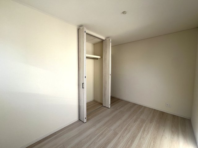 コンパクトながらにいい感じ！無駄のない間取りがGOOD！【鶴見区東寺尾３丁目新築戸建】の洋室|個人の部屋や寝室として使える洋室です