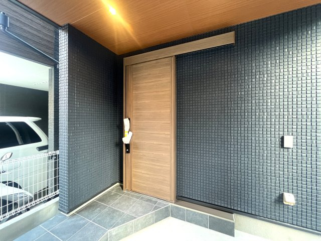 コンパクトながらにいい感じ！無駄のない間取りがGOOD！【鶴見区東寺尾３丁目新築戸建】の玄関|明るい玄関です