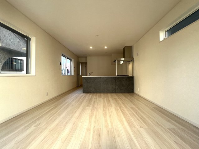 コンパクトながらにいい感じ！無駄のない間取りがGOOD！【鶴見区東寺尾３丁目新築戸建】の居間・リビング|こちらの居間で趣味の時間をお楽しみください