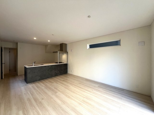 コンパクトながらにいい感じ！無駄のない間取りがGOOD！【鶴見区東寺尾３丁目新築戸建】の居間・リビング|ゆったり過ごせるリビングです