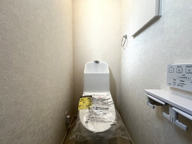 コンパクトながらにいい感じ！無駄のない間取りがGOOD！【鶴見区東寺尾３丁目新築戸建】のトイレ|トイレです