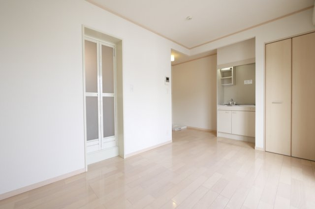 ミックハウスの居間・リビング|明るいフローリングの室内