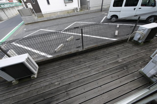 ミックハウスのバルコニー|1階は広々としたウッドデッキ