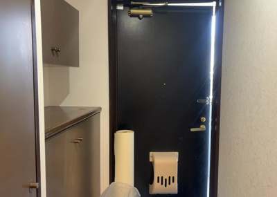 【玄関】 | 藤和シティコープ相模原 | 玄関は家の顔でもあり、家族以外の目にも止まる場所です。玄関は外との間を仕切る扉、靴などをしまっておく収納スペース、靴脱ぎのたたきスペース、来客とのやり取りをするドアホンなど複数のアイテムからなります。