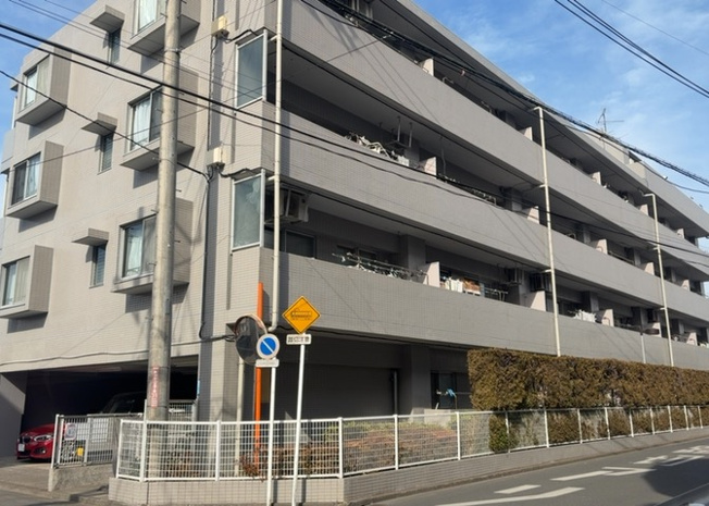 【外観】 | 藤和シティコープ相模原 | 外観はマンション管理がされているかの目安になります。築年数が古いと、壁面は劣化してひび割れが生じることも！建物が古びていても細かいところが修繕されていると、きちんと管理されているなぁと感じるでしょう。