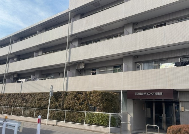 【中庭】 | 藤和シティコープ相模原 | 中庭（パティオ）とは、一つの建築物の内部に設けられた、壁などで囲われている庭のことを指します。コの字型、ロの字型が主流ですが、L字型の中庭もあります。最近では、インテリア性の高さからも人気があります。