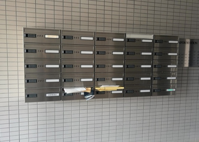 【設備】 | 藤和シティコープ相模原 | エントランス付近に設置されている集合ポストは、住んでいる部屋と離れているため、ポストをあさるなど誰かに何かされていても被害に気づきにくいです。入居する時には他人に特定されにくい番号で鍵をかけましょう！