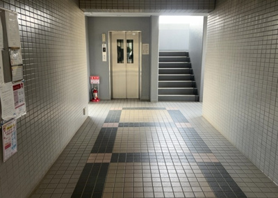 【ロビー】 | 藤和シティコープ相模原 | ラウンジは、マンションの共用スペースに椅子やテーブルなどを配置した利用者が寛げる空間です。屋内型ラウンジと屋外型ラウンジがあります。共用部分の管理状況と合わせて、詳細については現地でご確認ください。