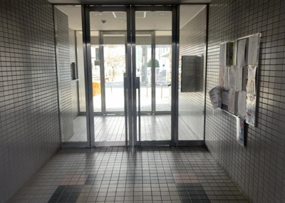 【ロビー】 | 藤和シティコープ相模原 | ロビーというと、エントランスと何がちがうの？と思いますよね。実はロビーとエントランスには明確な決まりはありません。物件によっては、エントランスを入って広がるある程度の広さのある空間がロビーとなります。