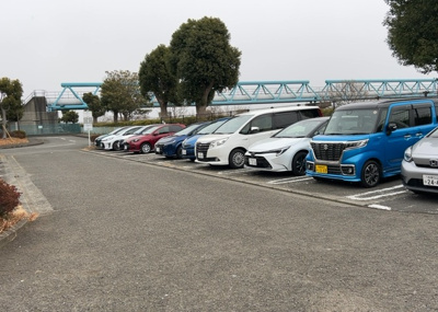 【駐車場】 | 厚木リバーサイド８号棟 | 車一台あたりに必要なスペースは、標準サイズの普通自動車で横幅2m50cm、長さ5mは必要になります。ただし、乗降のことも考慮して横幅3m30cm、長さ5m50cmほどは確保できるところを選びましょう。