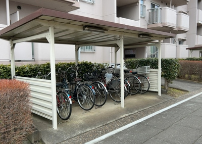 【駐輪場】 | 厚木リバーサイド８号棟 | マンションの駐輪場は、事前に空きがあるか確認を取ると安心です。せっかく入居したのに駐輪スペースがない！なんてことになったら大変ですよね。そこで、内見時や購入前にはまず事前に確認しておくと良いでしょう。