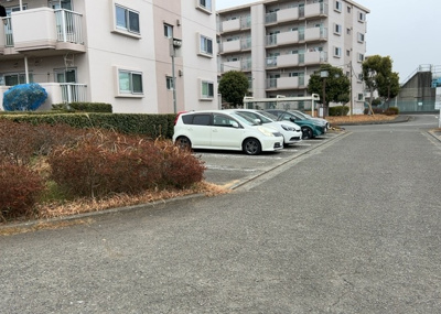 【駐車場】 | 厚木リバーサイド８号棟 | 駐車場と明記されていても、最小スペースでつくられた駐車場だと大型車は駐車できなかったり、出入りしにくくなったりする可能性があります。お車のサイズと購入したい物件の駐車場のサイズを現地で確認しましょう。