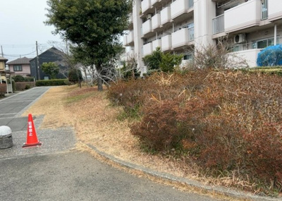 【庭】 | 厚木リバーサイド８号棟 | 物件によっては、入居者が個人的に使用できる専用庭がついているものもあります。また、住宅の中にある土間の部分を庭と呼ぶこともあります。庭の用途は住む人によって変わり、それによってデザインもさまざまです。