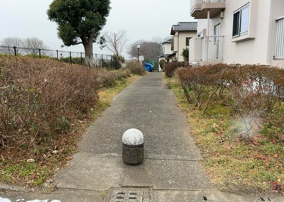 【中庭】 | 厚木リバーサイド８号棟 | 中庭（パティオ）とは、一つの建築物の内部に設けられた、壁などで囲われている庭のことを指します。コの字型、ロの字型が主流ですが、L字型の中庭もあります。最近では、インテリア性の高さからも人気があります。