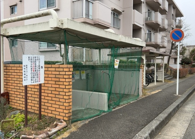 【設備】 | 厚木リバーサイド８号棟 | 共有部分は、住民なら誰もが使える設備のこと。例えば駐車場やエレベーター、インターネット設備、セキュリティ設備などがあります。他にも、マンションの廊下・外部階段やエントランス・ゴミ置き場などがあります。