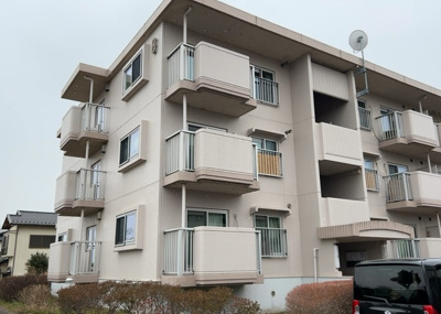 【外観】 | 厚木リバーサイド８号棟 | ＲＣ造、Reinforced Concreteは直訳すると補強されたコンクリートです。主に柱や梁・床・壁が鉄筋とコンクリートで構成おり、鉄筋を組んだ型枠にコンクリートを流し込んで固めたものを指します。