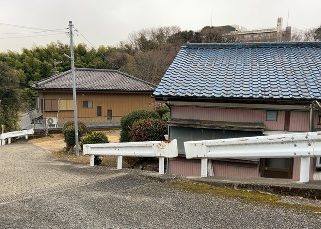 【外観】 | 土地を買う際、住む地域の自治体や福祉の補助制度にも注目してみましょう。子供や老人の医療補助やゴミ出しのルールなど、自治体によってルールに大きな違いがあるため、暮らしやすい土地で判断するとよいでしょう。