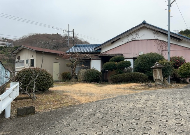 【外観】 | 現地に行くなら、物件の周囲の地形がどうなっているかを見ることも大切です。周辺より低くなっている土地では、大雨などで水が集まりやすいため、地盤が弱くなっているということも考えられるため、注意が必要です。