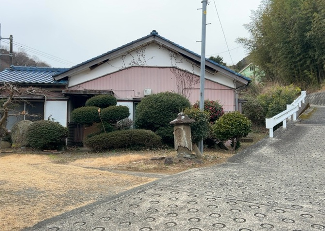 【外観】 | 隣家の土地はどうなっているのか、生活利便施設が近くにあるのか、学校まで近いかなど、お客様のライフスタイルにあわせたイメージが重要です。また、近くにあると困る施設が近くにないかも確認するといいでしょう。