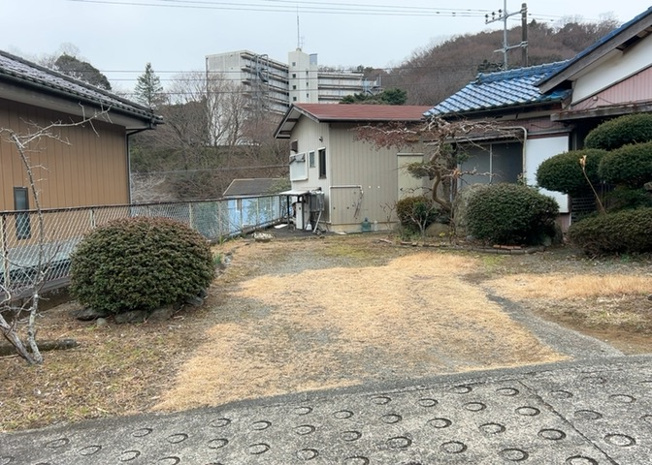 【外観】 | 土地購入を検討されている場合、境界杭がない状態で購入してしまうと境界確定測量をする必要があり、費用がかかります。購入の前に、売主、隣土地所有者立ち合いのもと境界を確定し境界杭を設置するのがベストです。