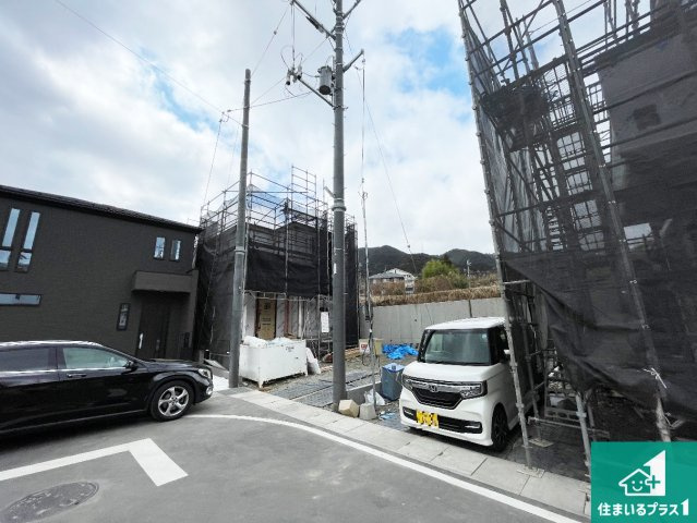 大津市坂本　新築一戸建ての前面道路含む現地写真|周辺は落ち着いた街並みの住宅地！子育てがしやすい住環境です！まだ未完成ですが、現地でしかわからない事もございます。是非一度ご覧ください。