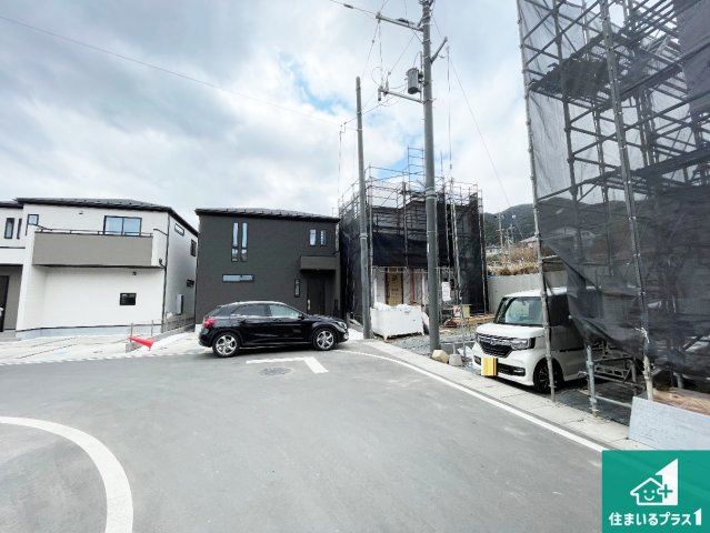 大津市坂本　新築一戸建ての前面道路含む現地写真|周辺は落ち着いた街並みの住宅地！子育てがしやすい住環境です！まだ未完成ですが、現地でしかわからない事もございます。是非一度ご覧ください。