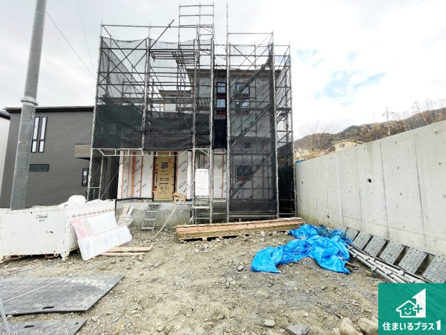 大津市坂本　新築一戸建ての外観|周辺は落ち着いた街並みの住宅地！子育てがしやすい住環境です！まだ未完成ですが、現地でしかわからない事もございます。是非一度ご覧ください。