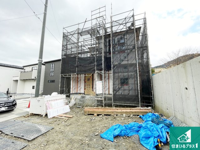 大津市坂本　新築一戸建ての外観|周辺は落ち着いた街並みの住宅地！子育てがしやすい住環境です！まだ未完成ですが、現地でしかわからない事もございます。是非一度ご覧ください。