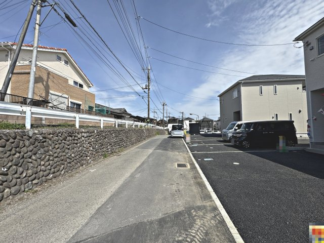 飯能市双柳・全4棟　新築一戸建　1号棟　～駐車並列3台分～の前面道路含む現地写真