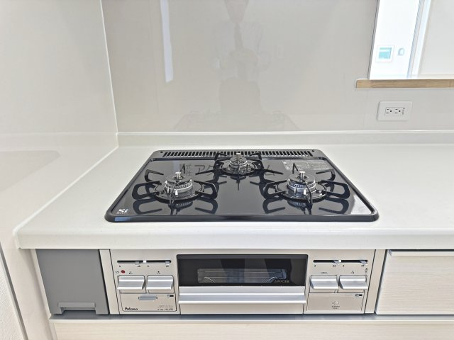 飯能市双柳・全4棟　新築一戸建　1号棟　～駐車並列3台分～のキッチン|3口コンロ