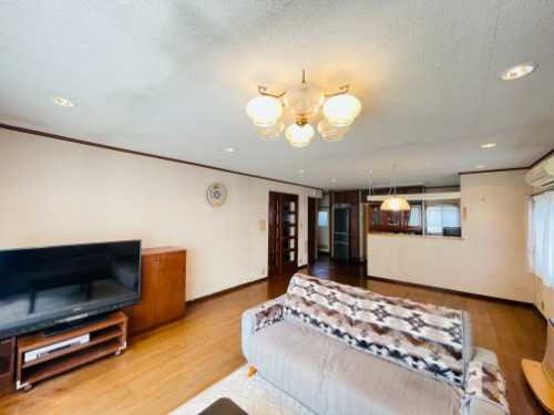 日の出町平井　中古戸建の居間・リビング|落ち着いて過ごせるゆとりあるＬＤＫです！