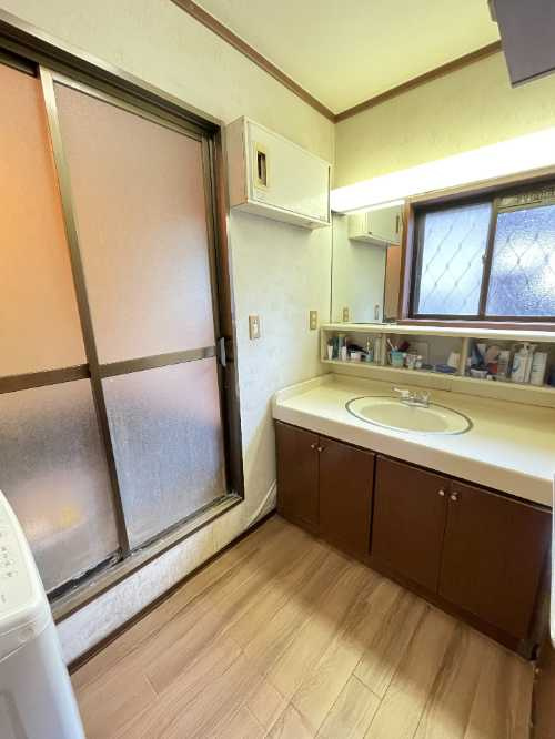 日の出町平井　中古戸建の洗面所|ゆとりある洗面スペースです！