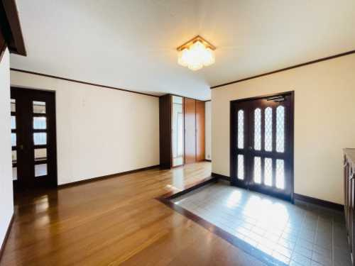 日の出町平井　中古戸建の玄関|来客対応もしやすい広々玄関です☆