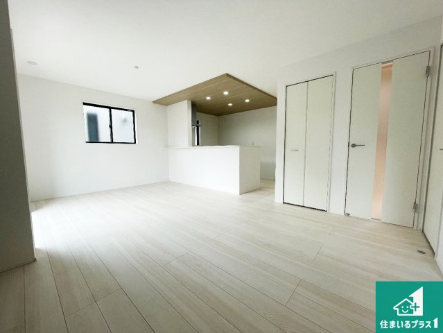 大津市坂本　新築一戸建ての居間・リビング|リビングと統一感があり、使い勝手のいいキッチン。広々としているので、二人並んで作業が出来ちゃいます。お子様と一緒に色々なお料理に挑戦できるスペースがあります。