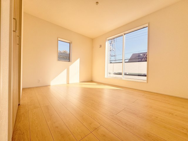 草加市遊馬町　限定１邸の洋室|【居室】全居室２面採光。暖かい光が入ってきます♪　