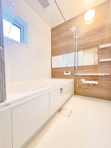 草加市遊馬町　限定１邸の浴室|【システムバス】窓付きの明るい開　放感のあるシステムバス。エコフルシャワー・保温浴槽・浴室乾燥機・エコジョーズなどの省エネ設備が標準装備！オシャレな浴室です♪