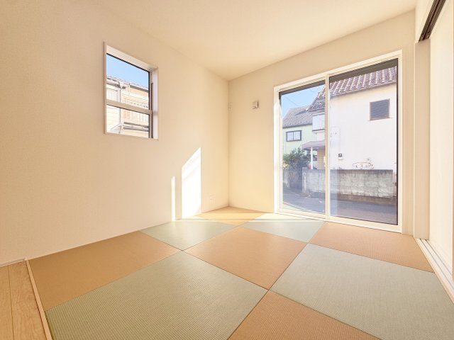 草加市遊馬町　限定１邸の和室|【和室】リビング横に和室のあるタイプの間取りです。いぐさの香る和室でリラックスした毎日を！