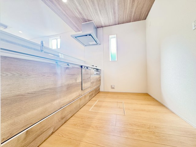 草加市遊馬町　限定１邸のキッチン|食後のひとときが、もっと自由に。ビルトイン食洗機が、家族の時間をそっと増やしてくれます