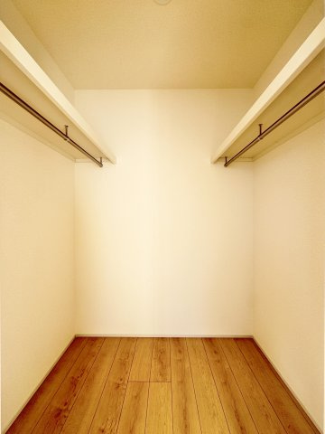 草加市遊馬町　限定１邸の収納|【WIC（ウォークインクローゼット）】季節物の衣類もスッキリ収納できるウォークインクロゼット！抜群の収納力で季節ごとの衣替えも不要です♪　