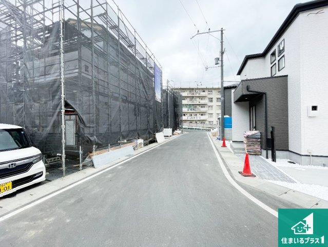 大津市坂本　新築一戸建ての前面道路含む現地写真|周辺は落ち着いた街並みの住宅地！子育てがしやすい住環境です！まだ未完成ですが、現地でしかわからない事もございます。是非一度ご覧ください。