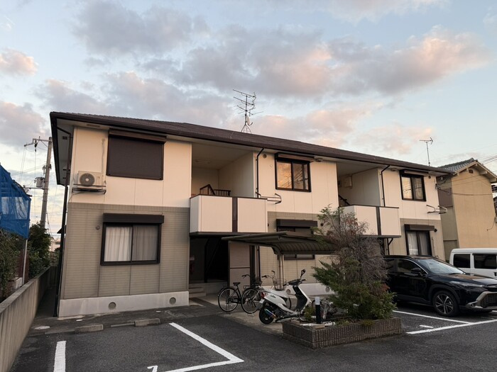 大和高田市中今里町のアパートの外観