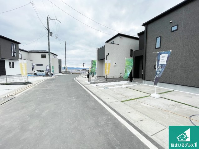 大津市坂本　新築一戸建ての前面道路含む現地写真|周辺は閑静な住宅街！前面道路広々で車の出し入れも便利です。駐車が苦手な方でも安心して車庫入れできます！