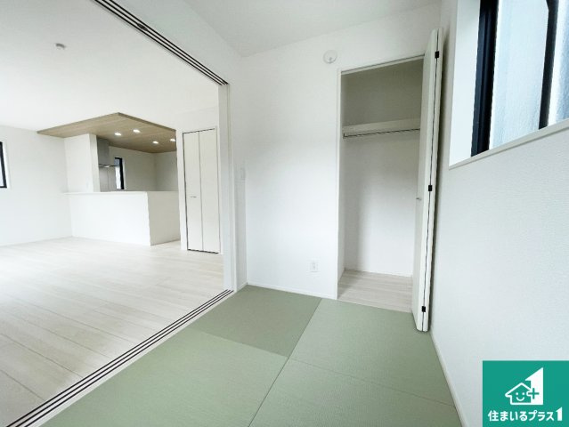 大津市坂本　新築一戸建ての和室|一室あると便利な和室は客間としてだけでなく、小さなお子様のプレイルームや食後のくつろぎスペースとしてもご利用いただけます。収納もついていますので大活躍間違いなし！