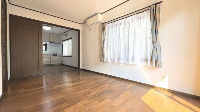 東淵野辺４丁目　中古戸建の居間・リビング|南西向き陽当り良好です