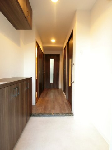 フロレアール・ジーアの玄関