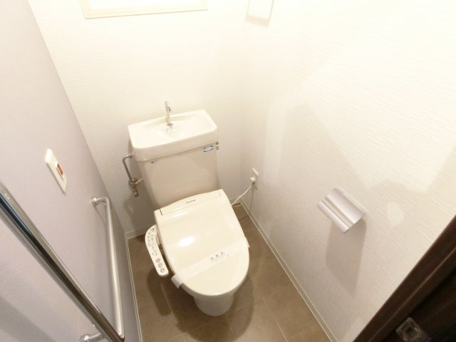 フロレアール・ジーアのトイレ