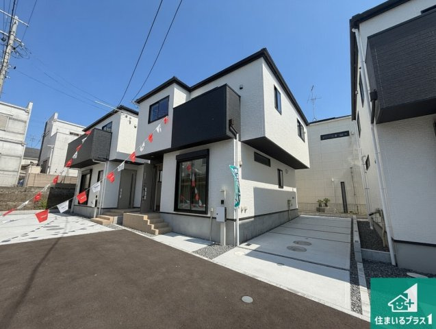藤井寺市小山　第1期　新築一戸建ての前面道路含む現地写真|周辺は閑静な住宅街！前面道路広々で車の出し入れも便利です。駐車が苦手な方でも安心して車庫入れできます！