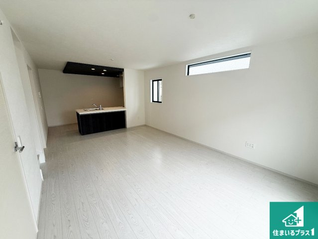 藤井寺市小山　第1期　新築一戸建ての居間・リビング|日当たり良好の明るいリビングで朝の目覚めもスッキリできそう！対面キッチンでご家族のコミュニケーションも自然と増える設計！小さなお子様が遊ぶスペースを作っても広々とくつろげるLDK！