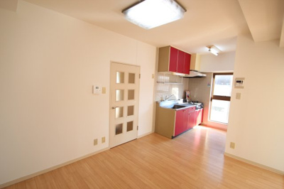 【居間・リビング】 | カーサー・ウチノ | ※同建物ほかのお部屋の写真です。